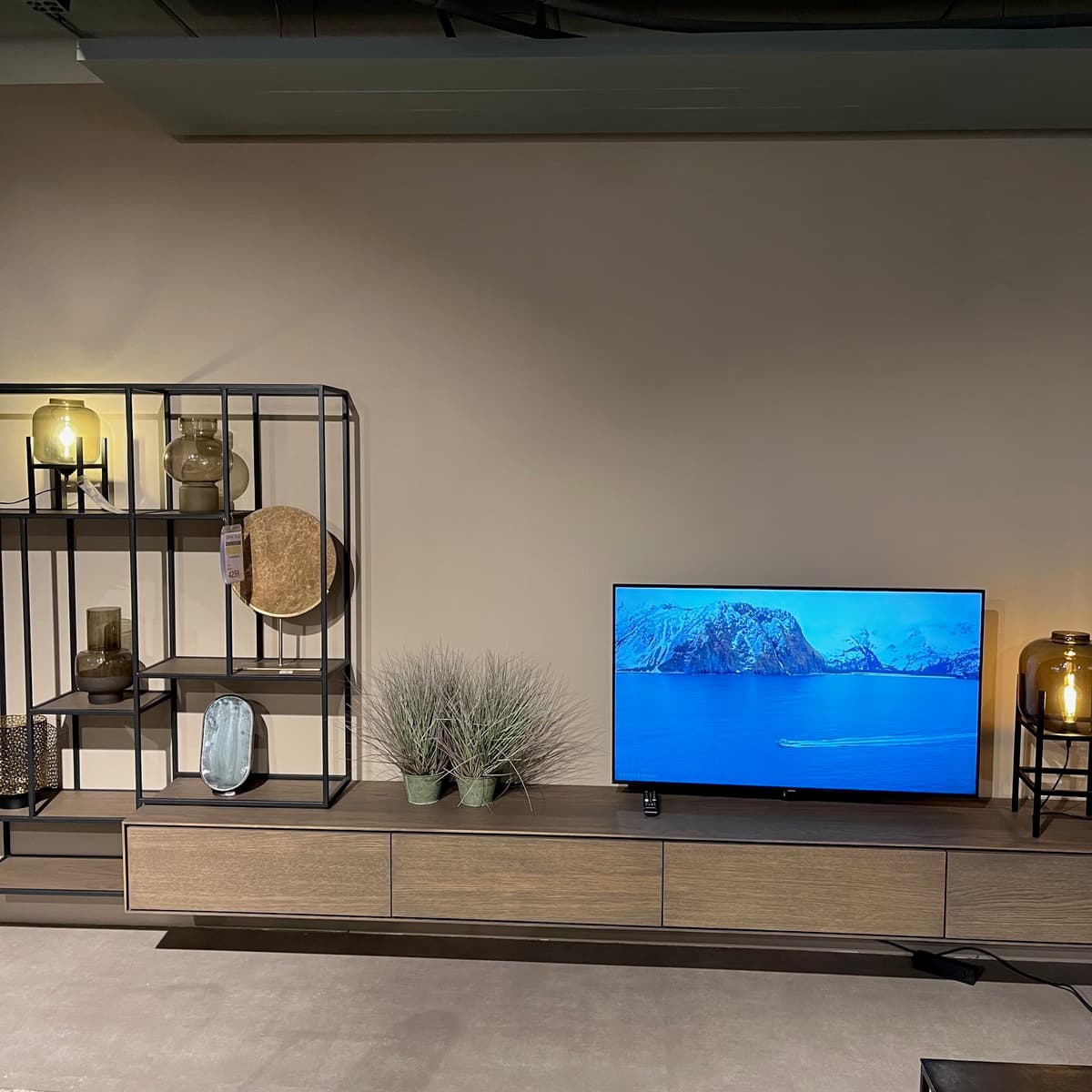 Showroommodel TV-Meubel Ettic incl. metalen wandrek en TV-paal - 1